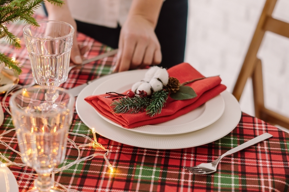 Decorate the Christmas Table With Natural Materials - Triple Tree  Nurseryland