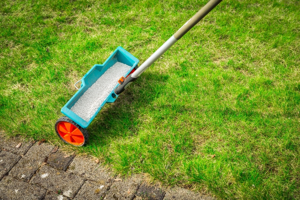 How To Fertilize Your Lawn In 4 Steps - Triple Tree Nurseryland